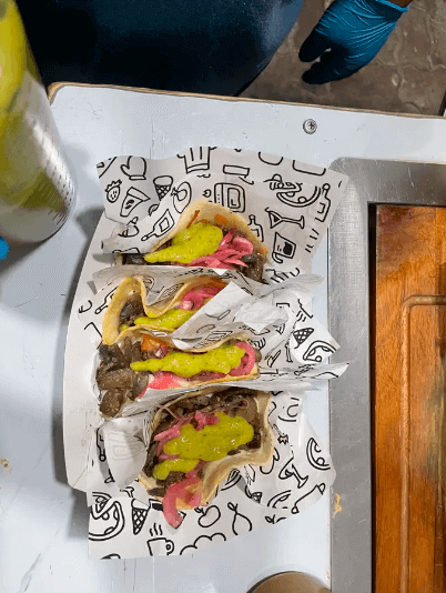 Cliente disfrutando tacos